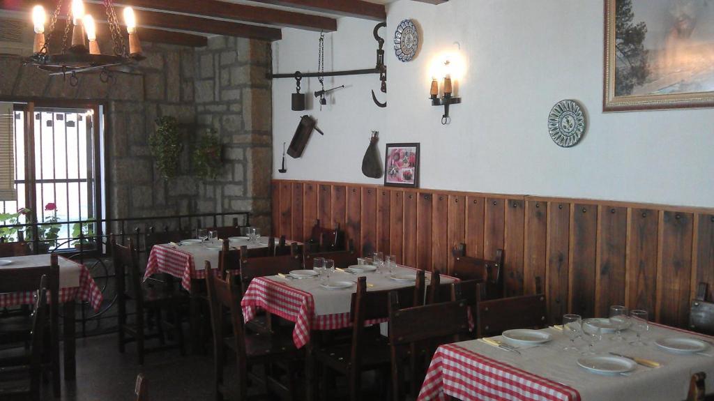 Hostal Restaurante El Chato El Barraco Exterior photo